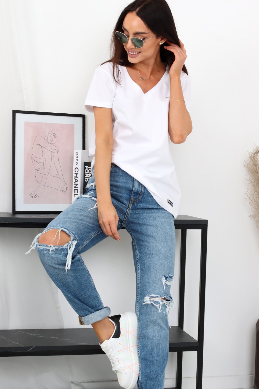 T-SHIRT DAMSKI Z DEKOLTEM W SEREK