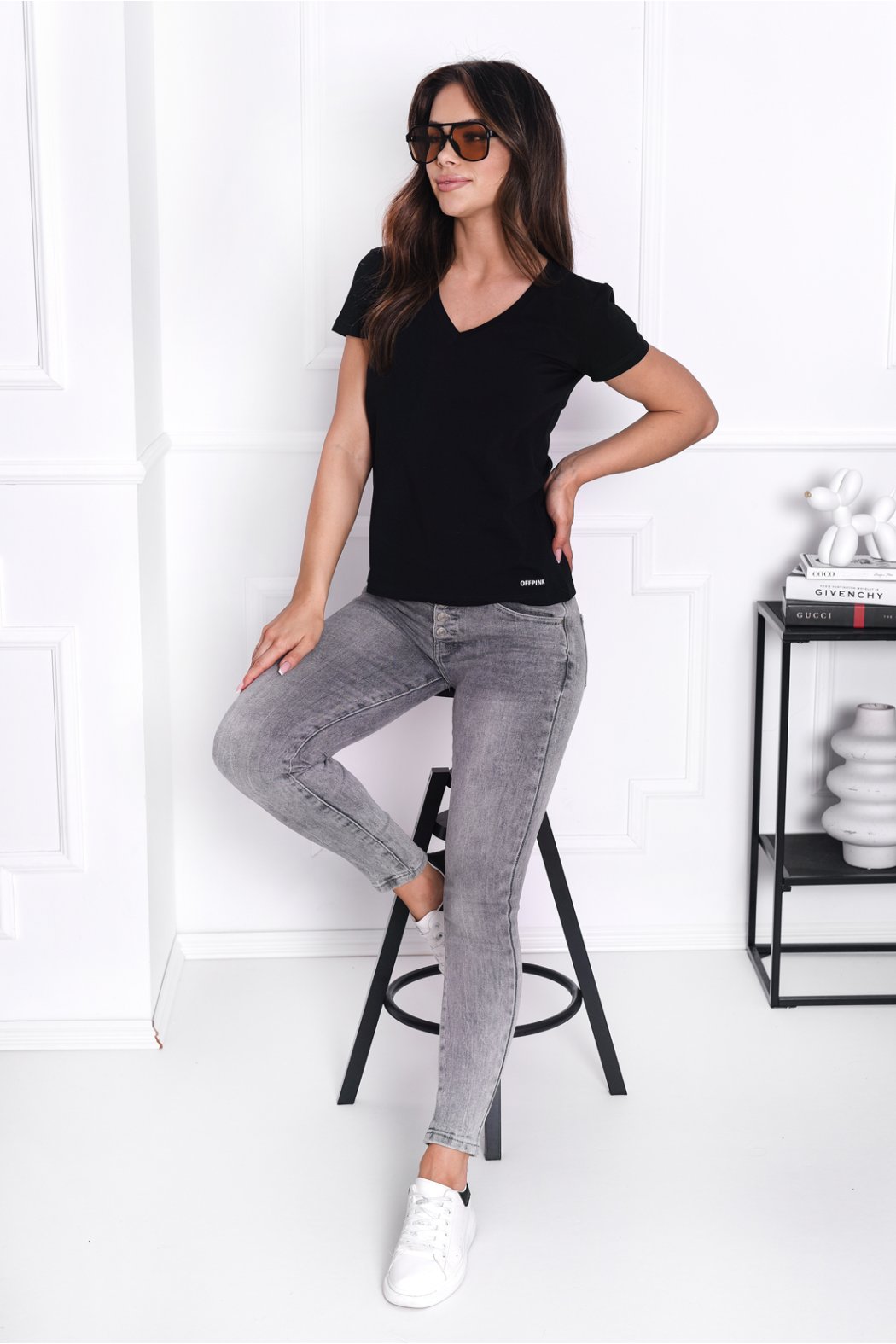 T-SHIRT DAMSKI Z DEKOLTEM W SEREK