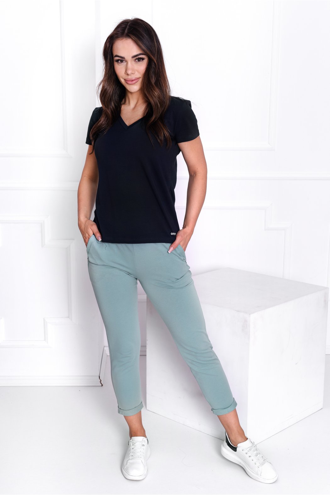 T-SHIRT DAMSKI Z DEKOLTEM W SEREK