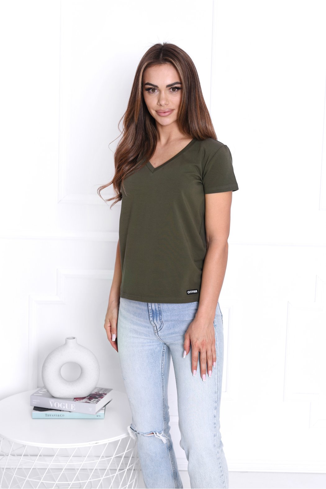 T-SHIRT DAMSKI Z DEKOLTEM W SEREK