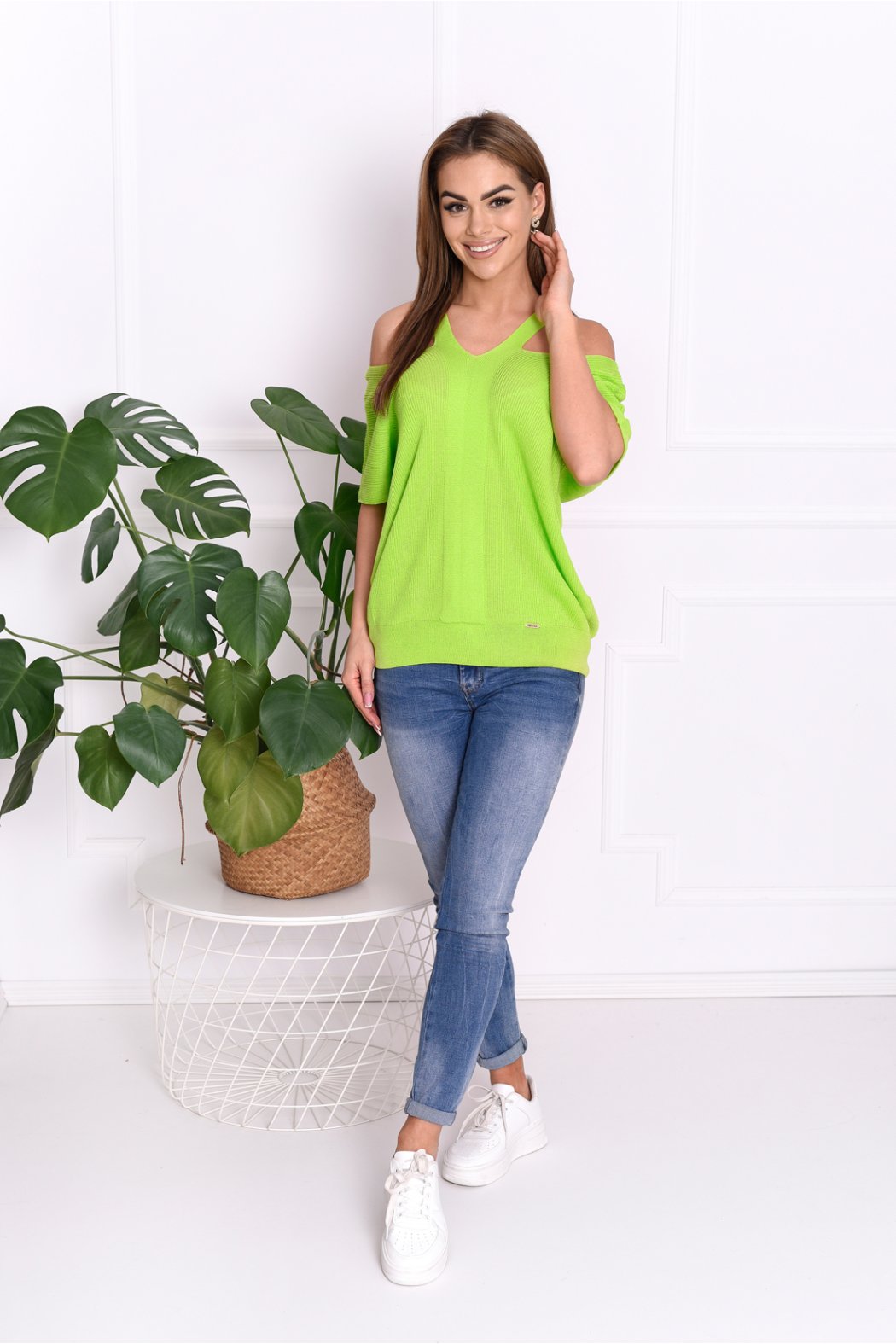 SWETER DAMSKI Z OZDOBNYMI ROZCIĘCIAMI LARISA