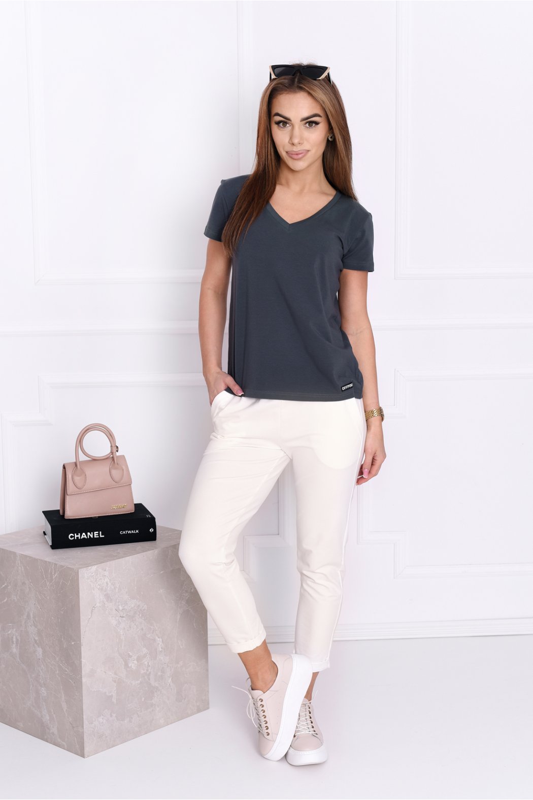 T-SHIRT DAMSKI Z DEKOLTEM W SEREK