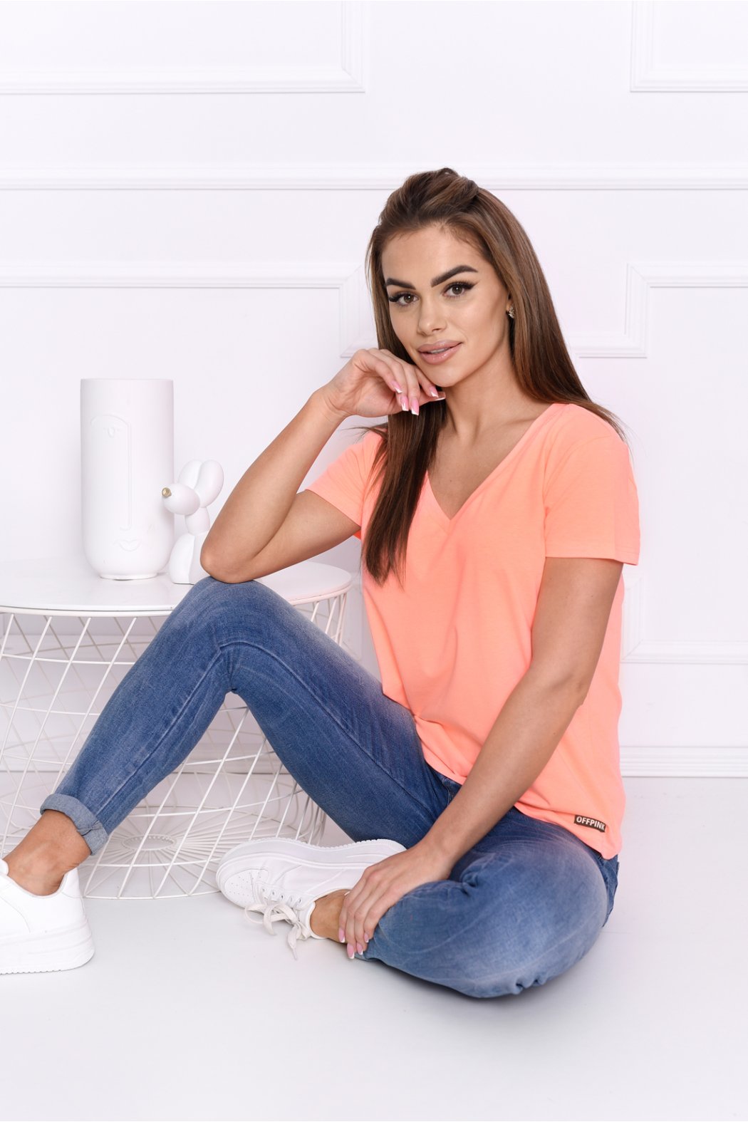 T-SHIRT DAMSKI Z DEKOLTEM W SEREK