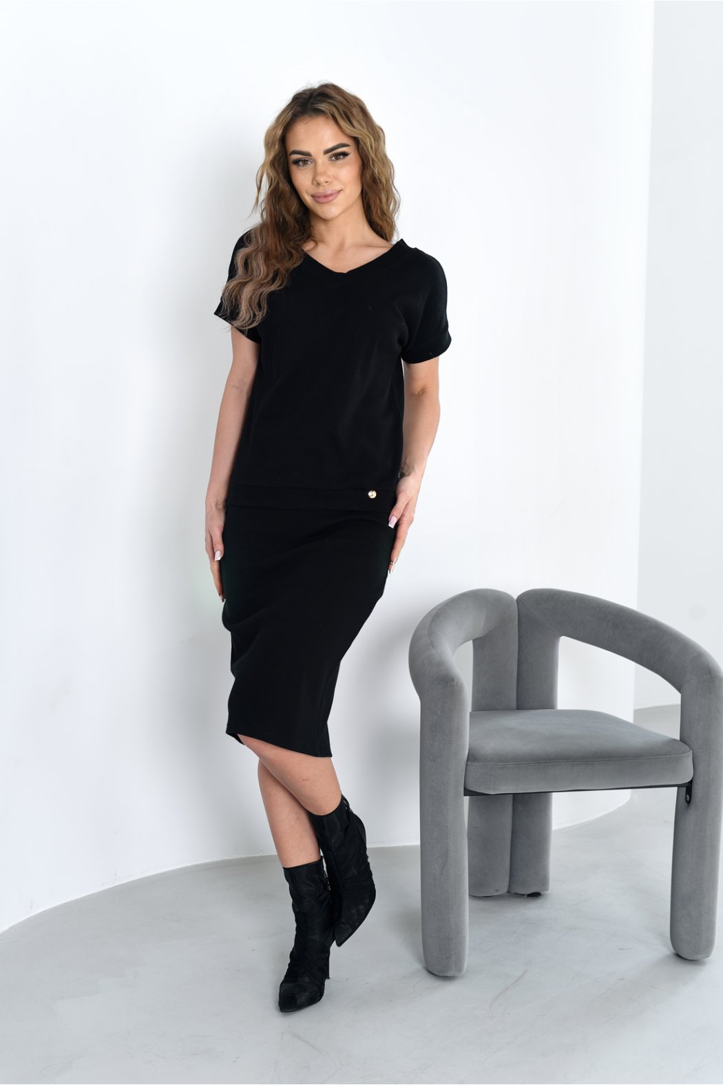 BLUZKA DAMSKA Z KRÓTKIM RĘKAWEM W PRĄŻEK Z DEKOLTEM W SEREK - AMY