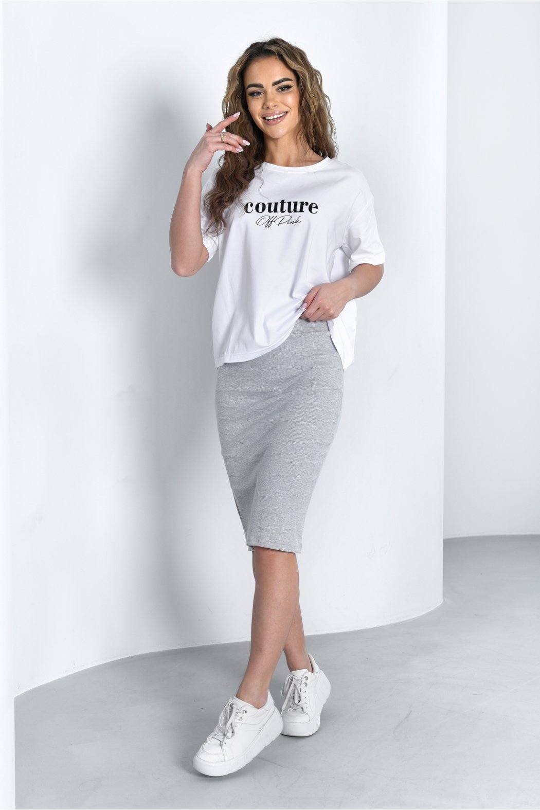 BAWEŁNIANY BASICOWY T-SHIRT DAMSKI OVERSIZE Z KRÓTKIM RĘKAWEM COUTURE