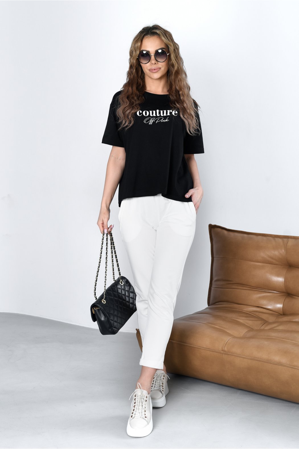 BAWEŁNIANY BASICOWY T-SHIRT DAMSKI OVERSIZE Z KRÓTKIM RĘKAWEM COUTURE