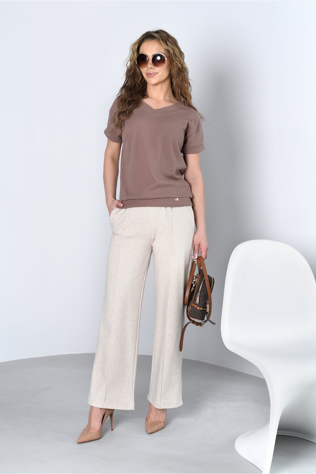 BLUZKA DAMSKA Z KRÓTKIM RĘKAWEM W PRĄŻEK Z DEKOLTEM W SEREK - AMY