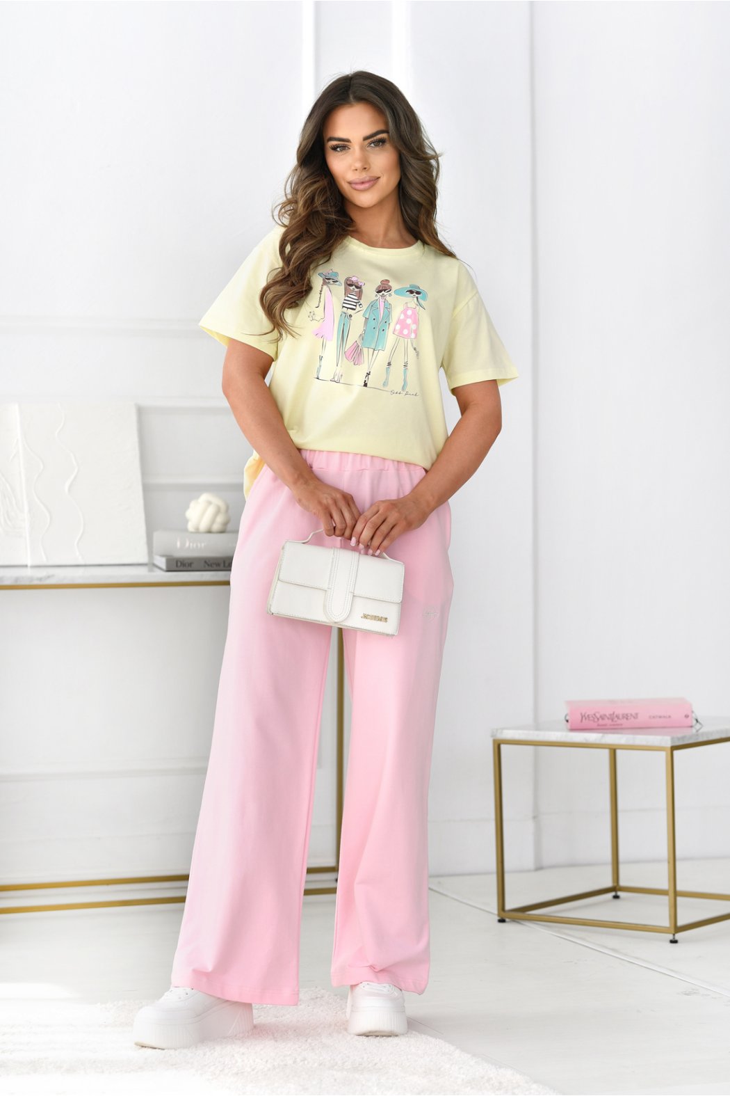 T-SHIRT DAMSKI Z NADRUKIEM - DOLLS