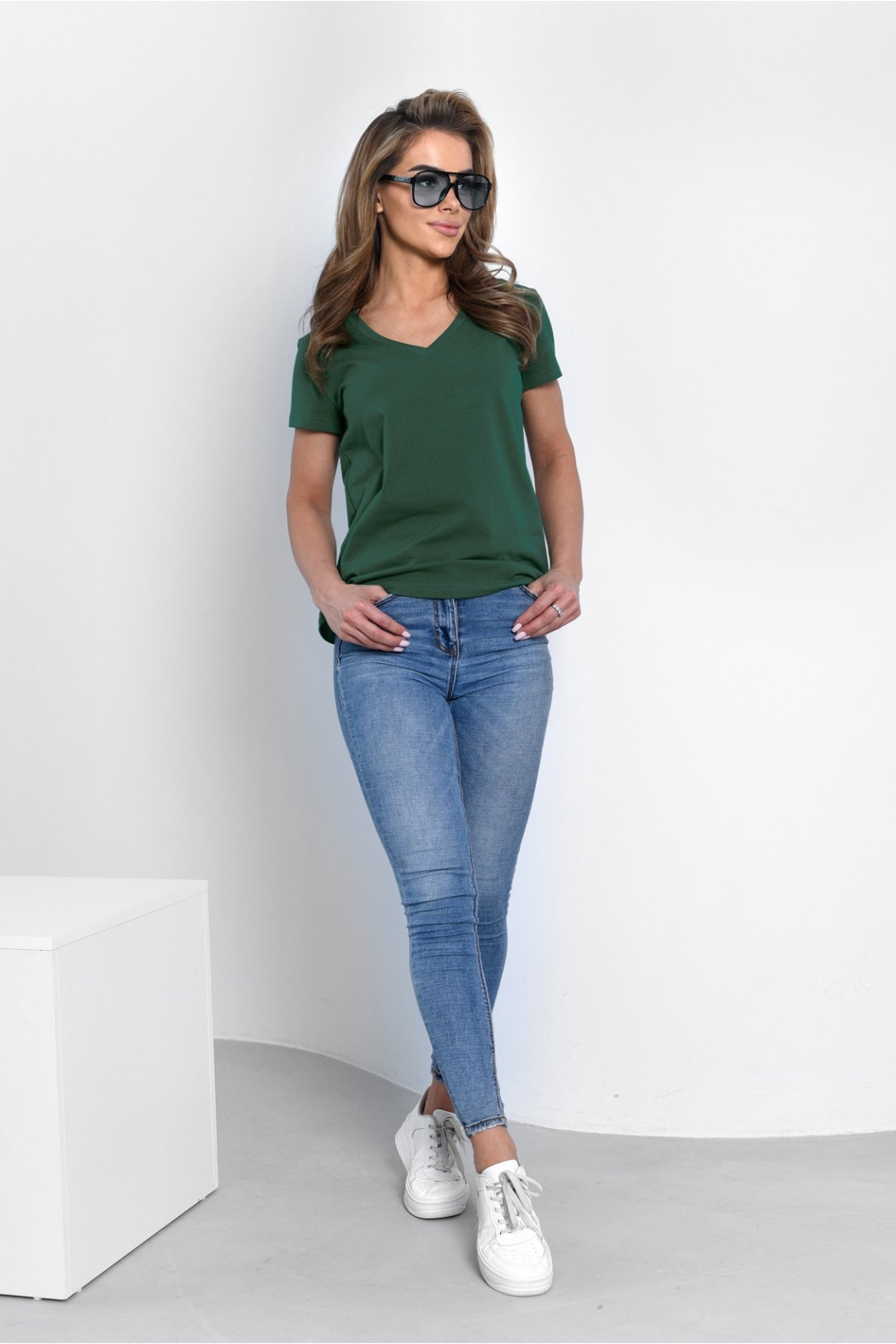 T-SHIRT DAMSKI Z DEKOLTEM W...