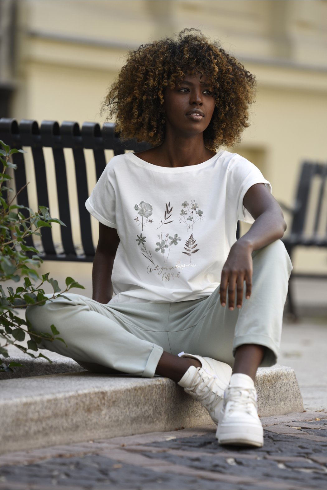 BLUZKA DAMSKA Z KRÓTKIM...