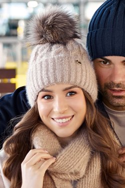 CZAPKA DAMSKA Z POMPONEM 50/302