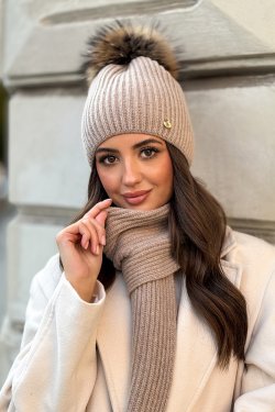 CZAPKA DAMSKA Z NATURALNYM POMPONEM P092/1