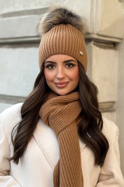 CZAPKA DAMSKA Z NATURALNYM POMPONEM P092/1