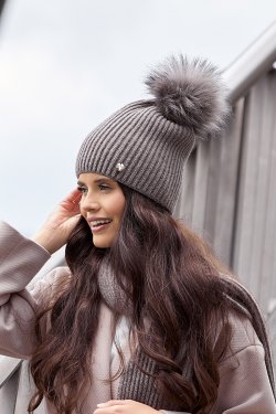 CZAPKA DAMSKA Z NATURALNYM POMPONEM P092/1