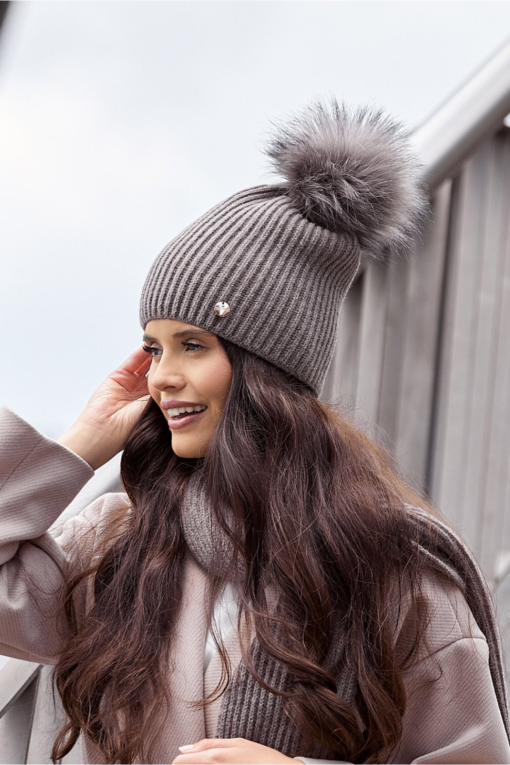 CZAPKA DAMSKA Z NATURALNYM...