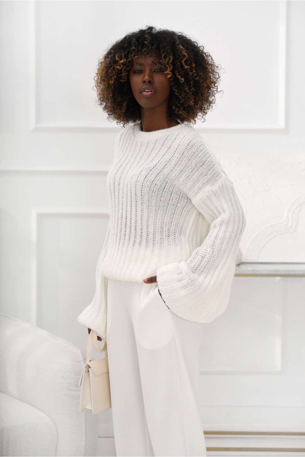 SWETER Z SZEROKIMI RĘKAWAMI...