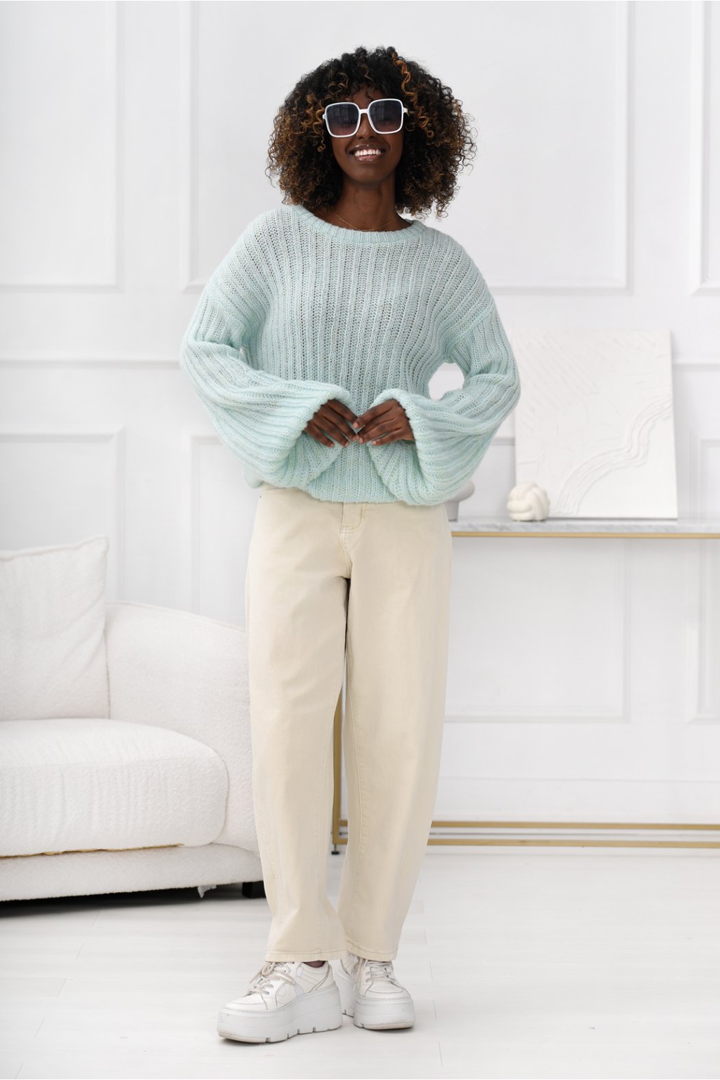 SWETER Z SZEROKIMI RĘKAWAMI...