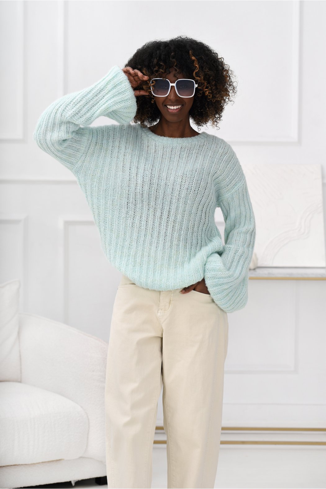 SWETER Z SZEROKIMI RĘKAWAMI...