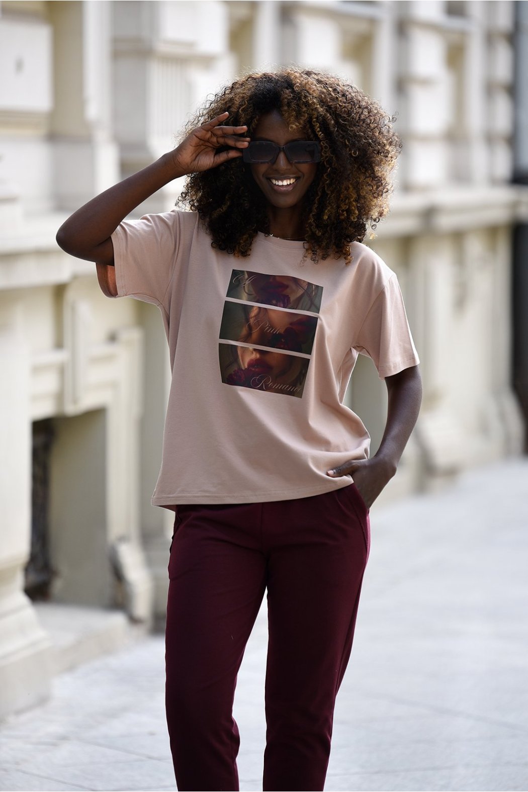 T-SHIRT Z NADRUKIEM ROMANCE