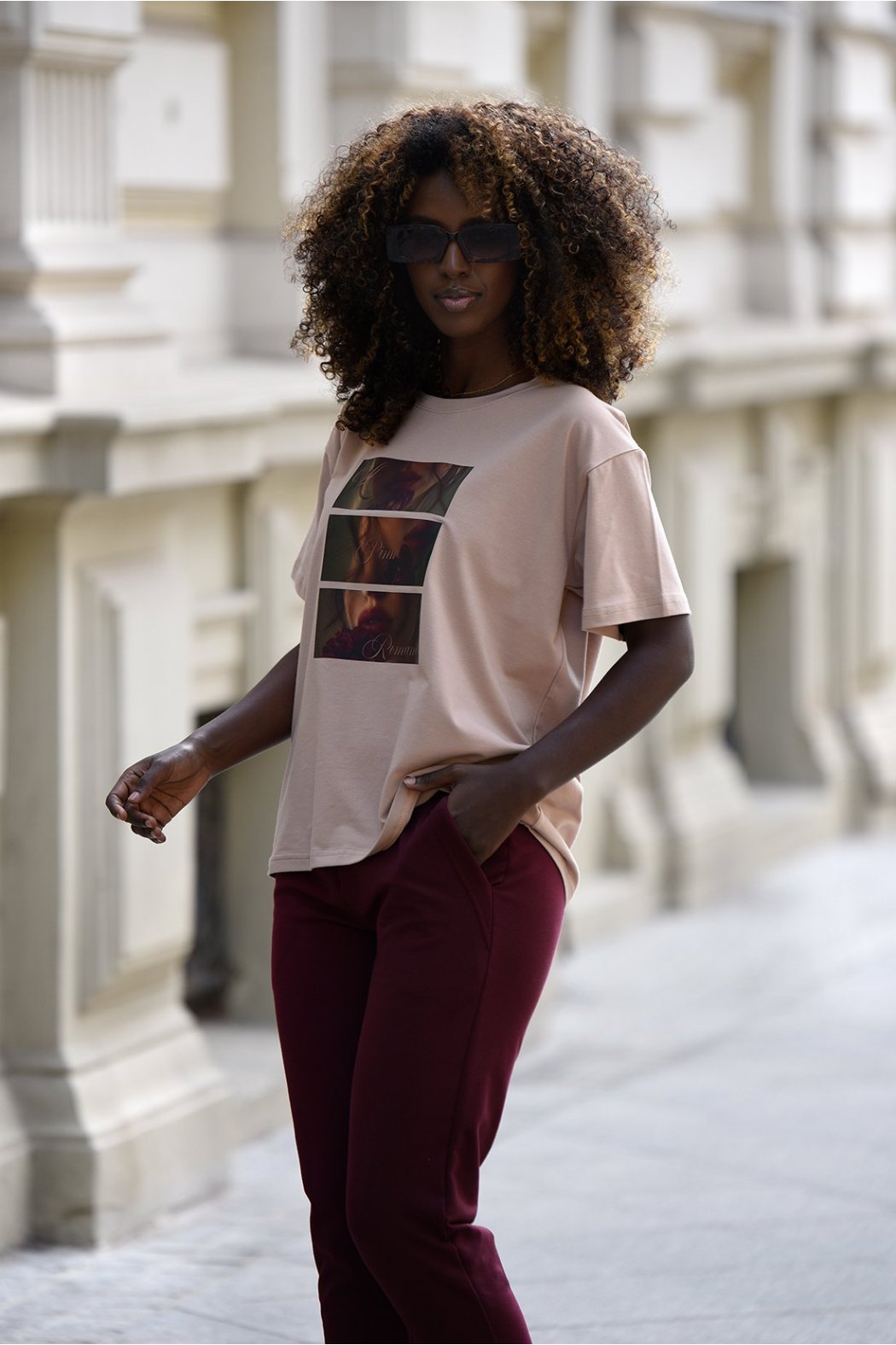 T-SHIRT Z NADRUKIEM ROMANCE