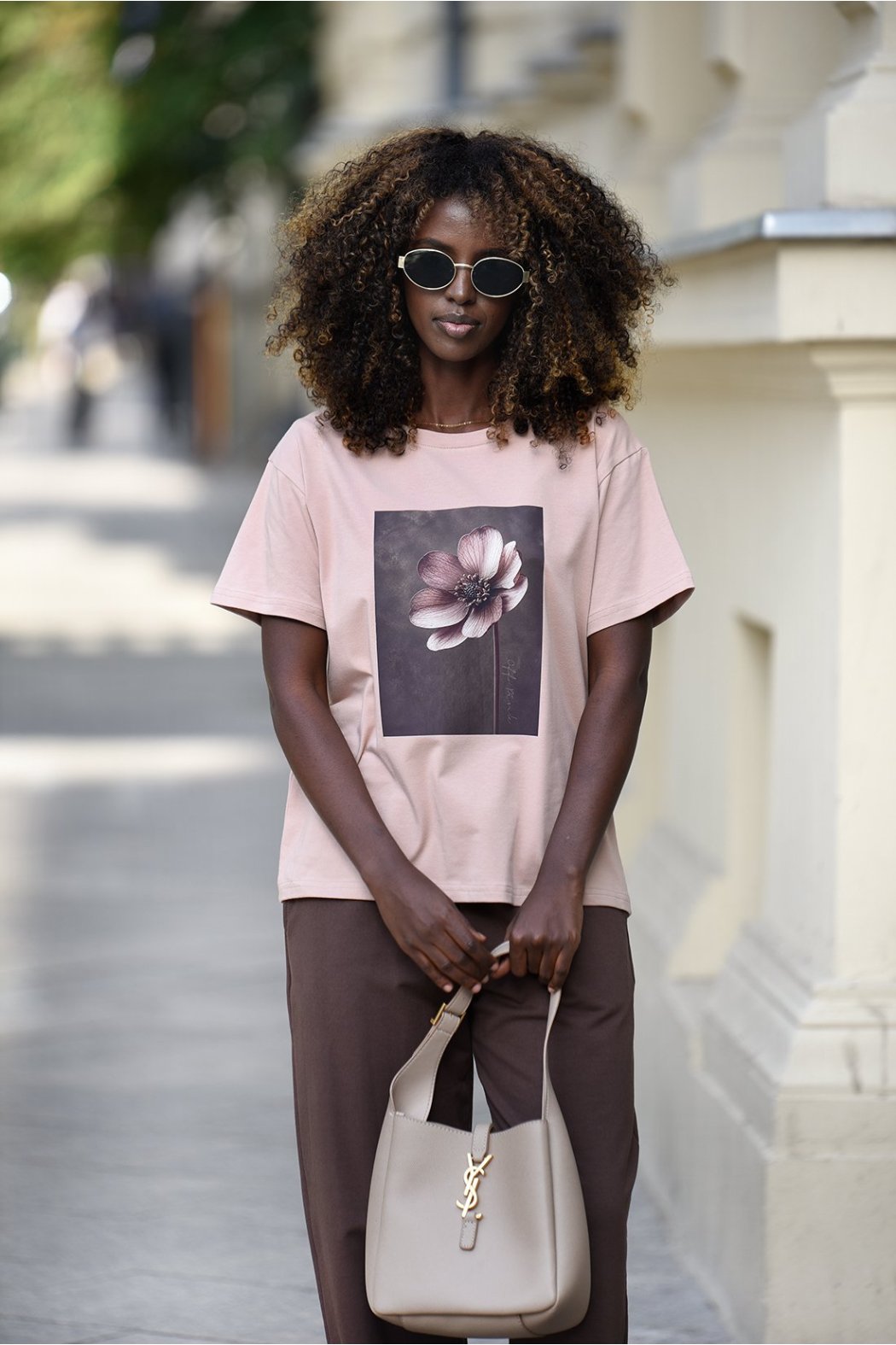 T-SHIRT Z NADRUKIEM FIORA