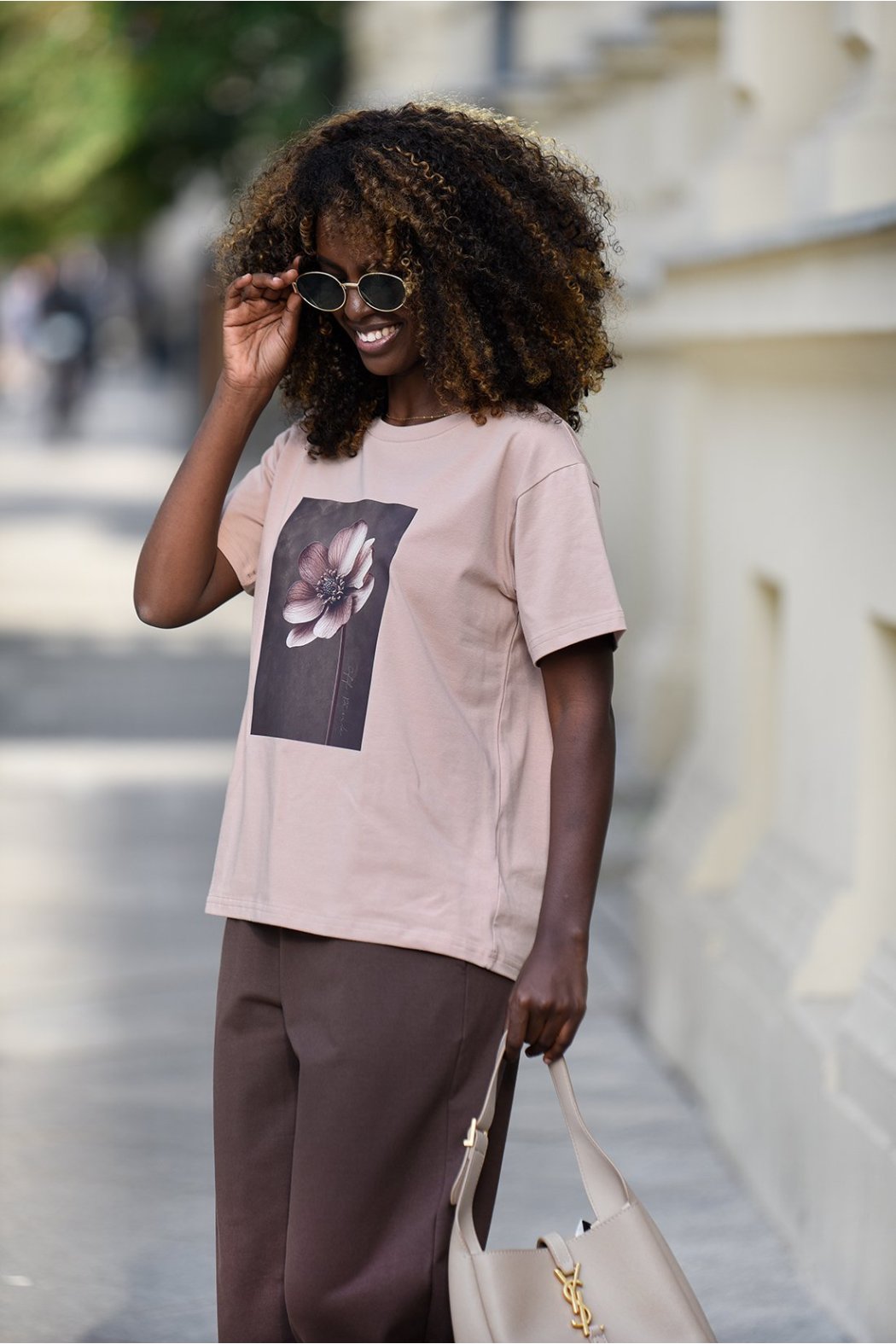 T-SHIRT Z NADRUKIEM FIORA
