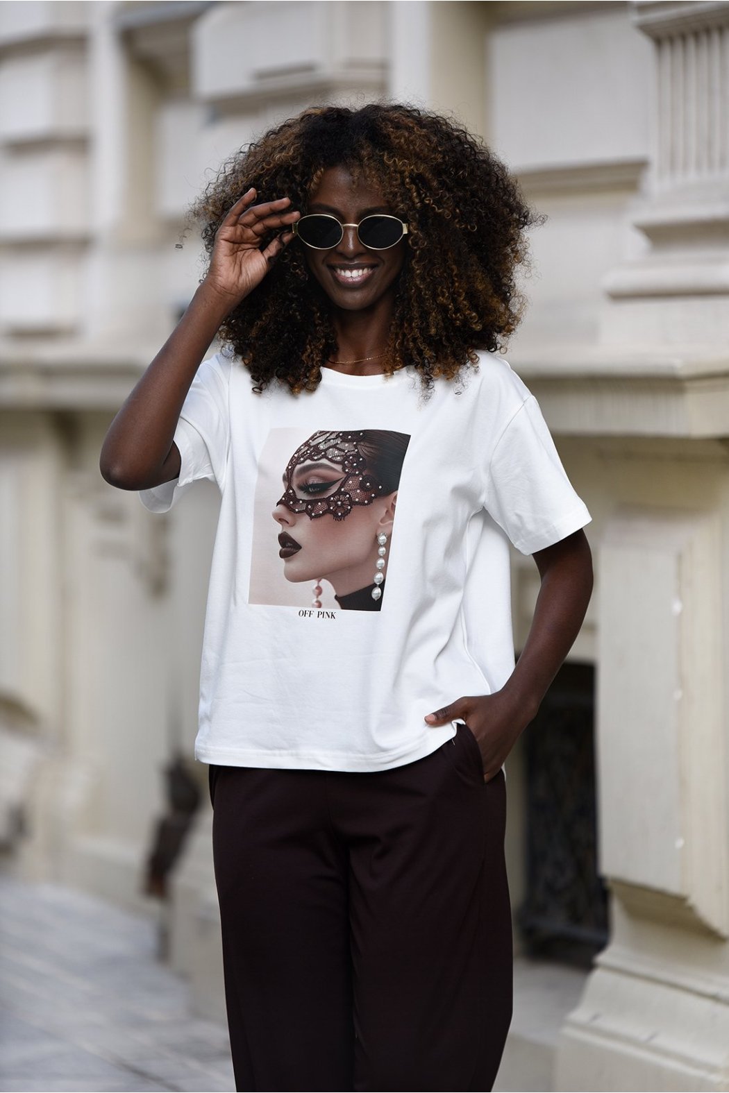 T-SHIRT Z NADRUKIEM NOIR