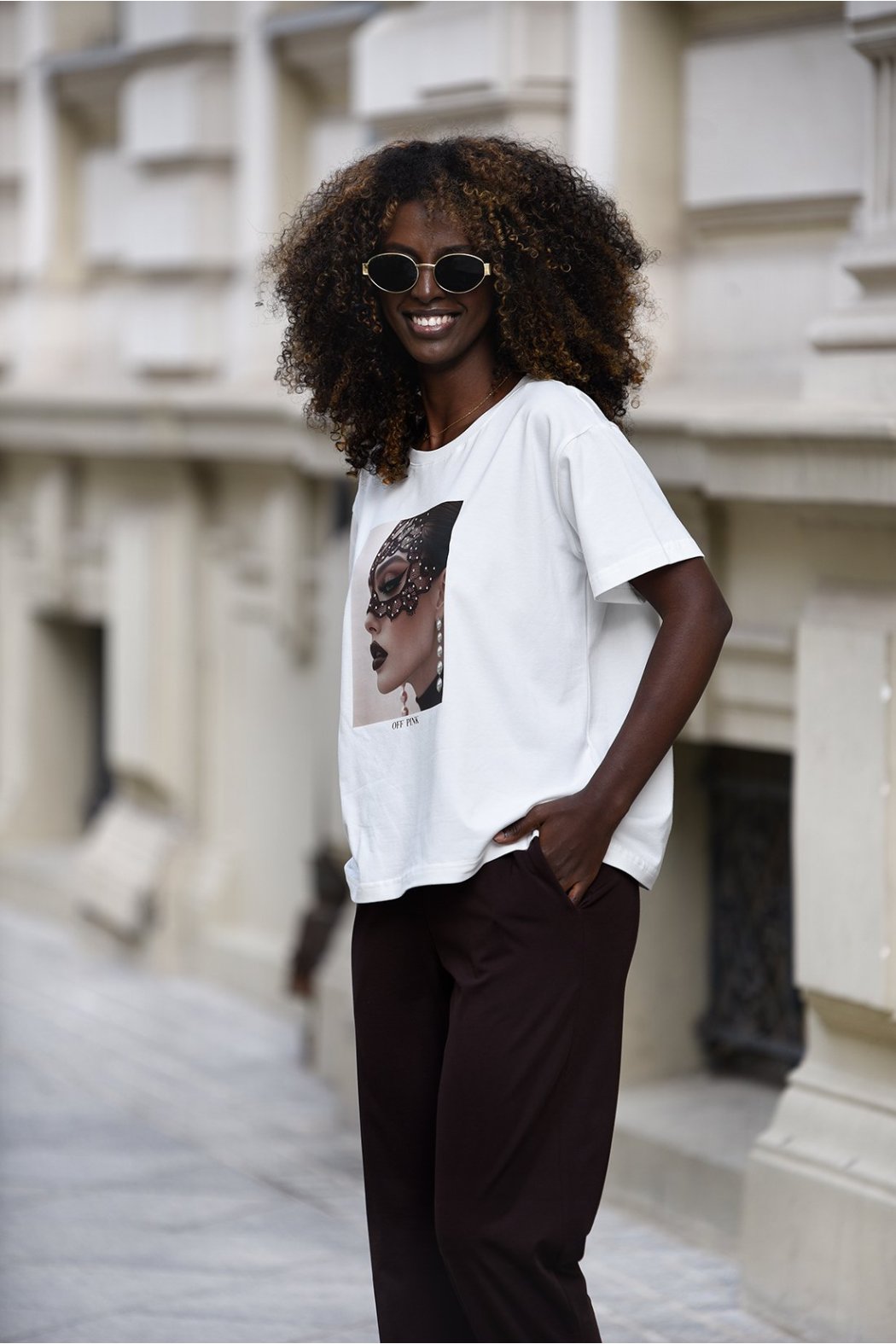 T-SHIRT Z NADRUKIEM NOIR