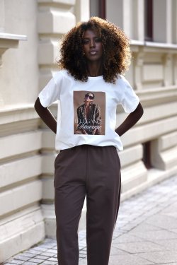 T-SHIRT Z NADRUKIEM ELEGANZA
